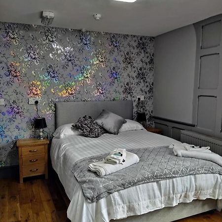 The Edinburgh Castle Bed & Breakfast Holyhead Exterior photo